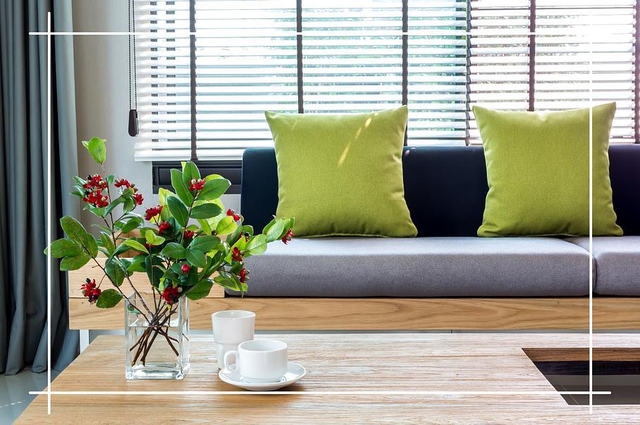 Stores vénitiens dans un salon